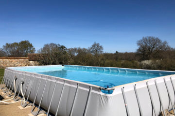 Piscine disponible dans le gîte des Cabanes de Chanteclair.